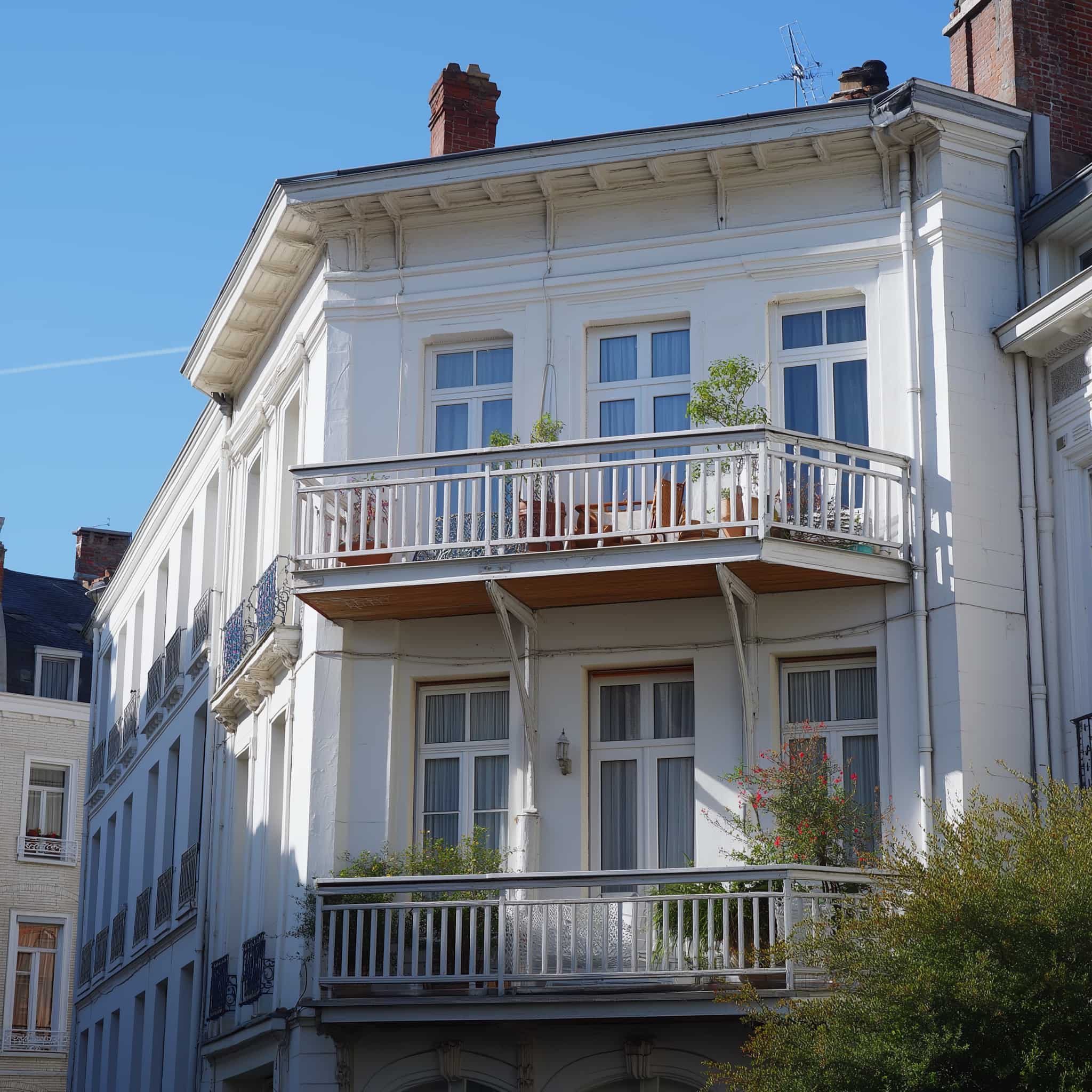 image d'un immeuble blanc