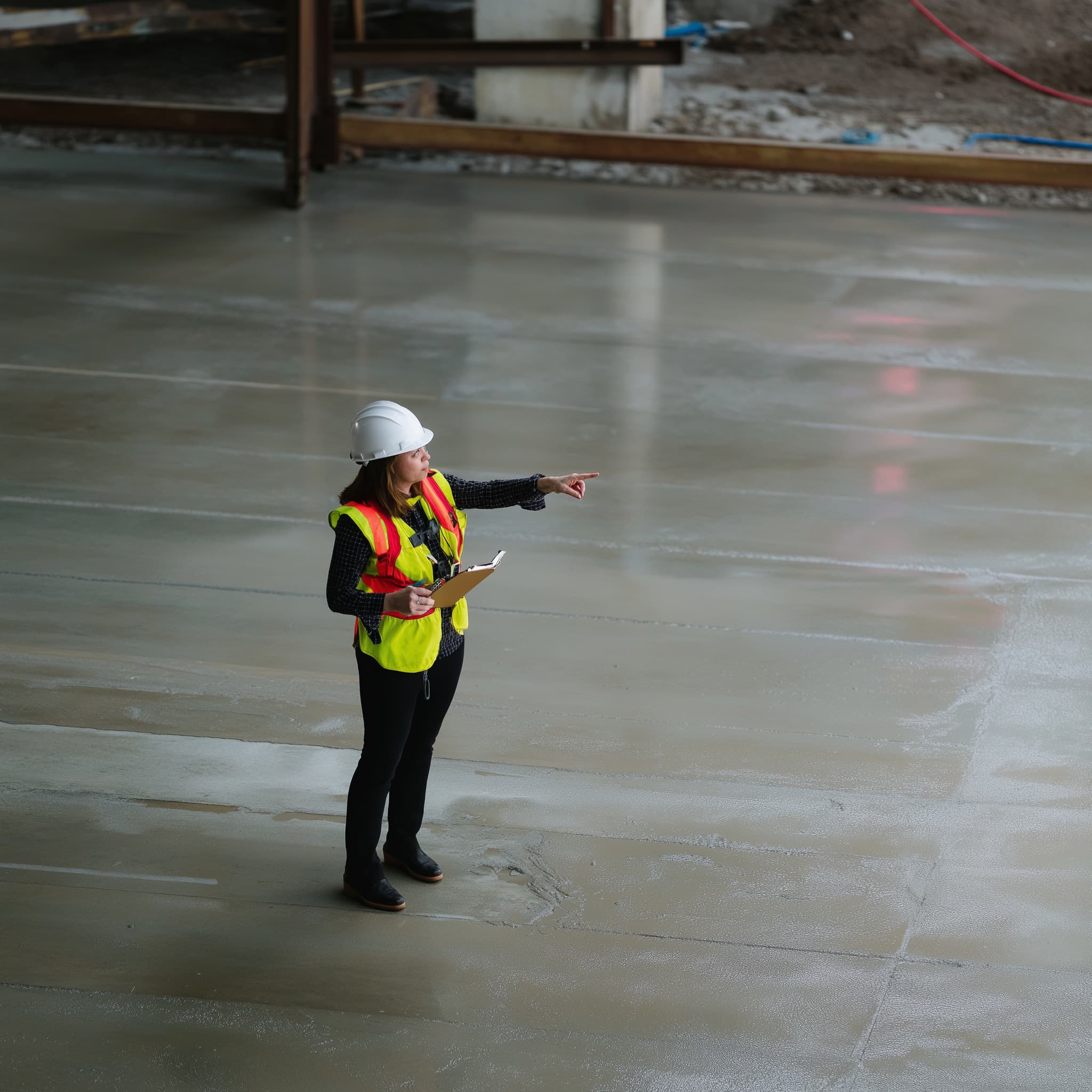 Une femme qui supervise un chantier